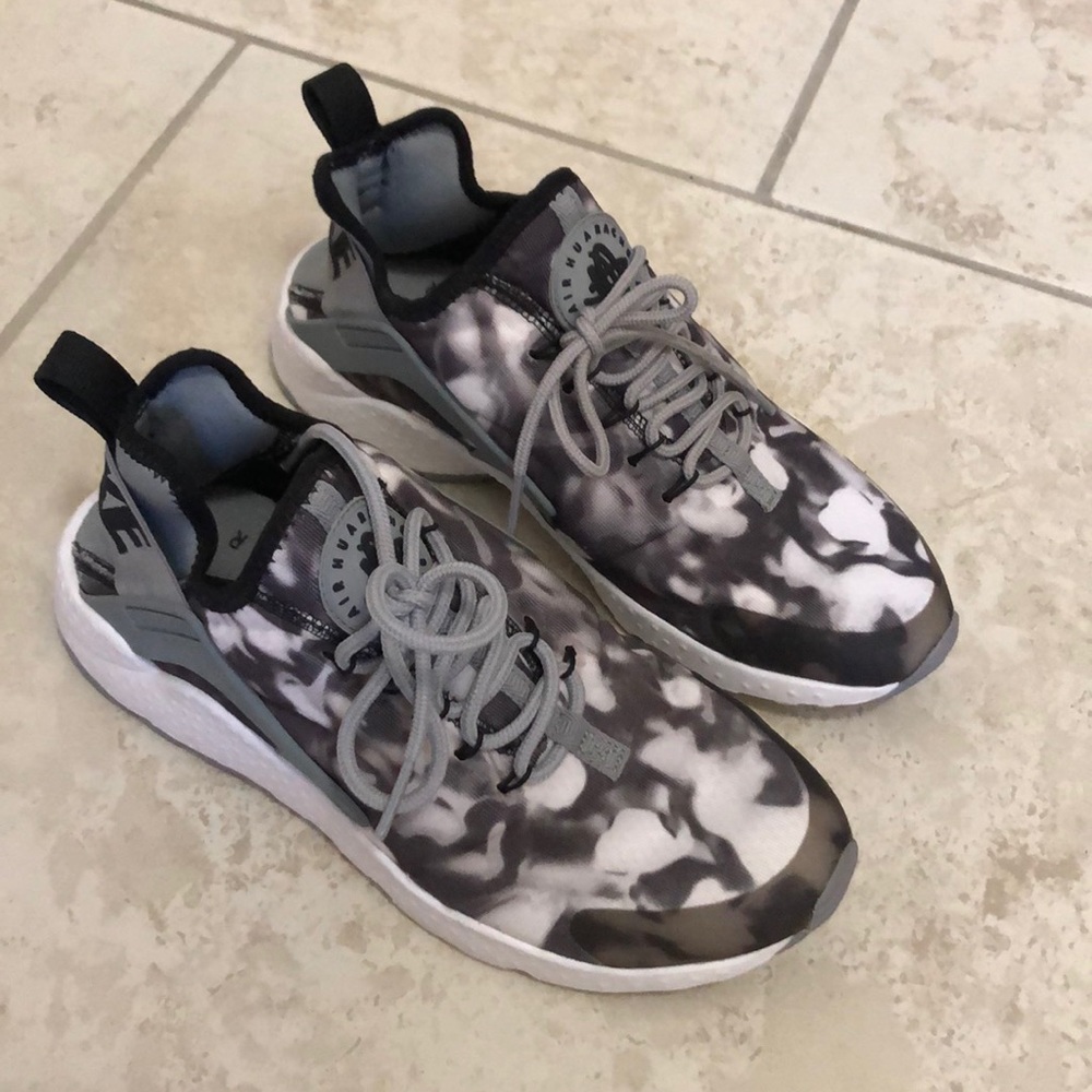 Nike air huarache size 7 worn twice!
